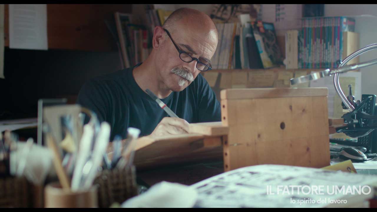 Disegnatore al lavoro | scena tratta dal film Il fattore umano - lo spirito del lavoro