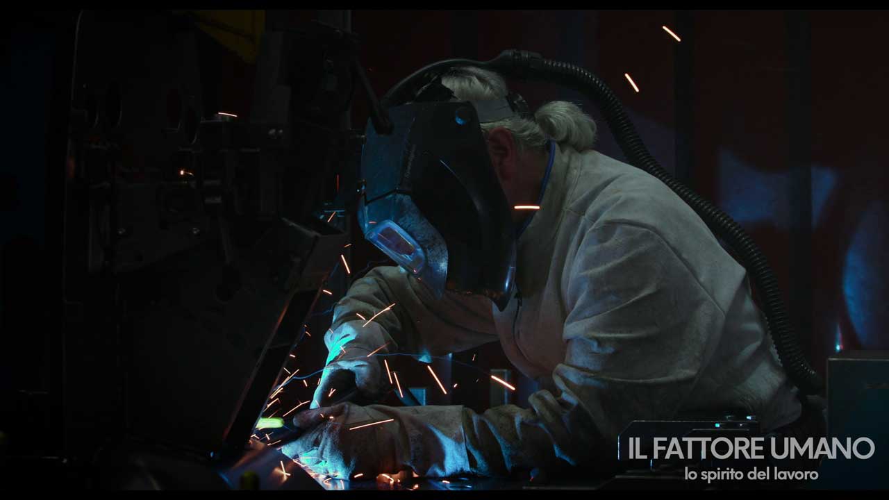 Saldatore al lavoro | scena tratta dal film Il fattore umano - lo spirito del lavoro